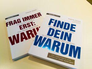 Foto der beiden Bücher von Simon Sinek zum Thema "Warum"